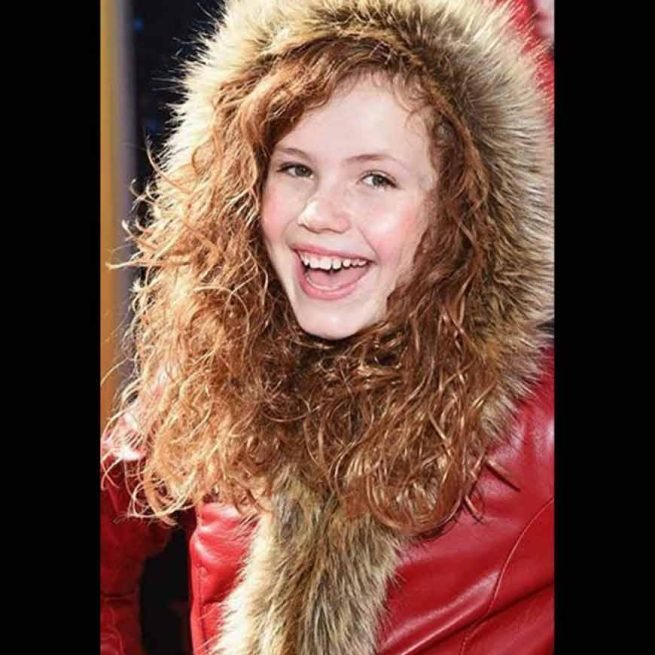 The-Christmas-Chronicles-2-Darby-Camp-premiere-Coat-655x655 The-Christmas-Chronicles-2-Darby-Camp-premiere-Coat-655x655